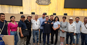 Mesa de trabajo con diputados en el congreso del estado de Puebla